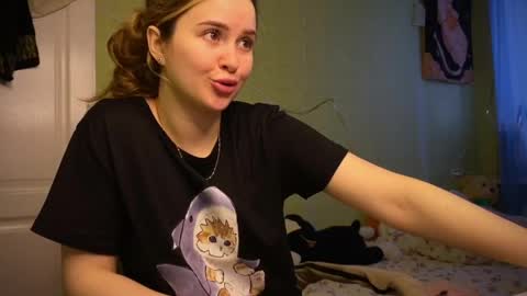 Snapshot of fairyilona chatting on May 17, 9:49 am Ilona online show from May 17, 9:49 am