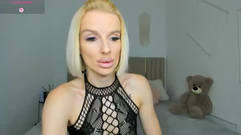 Snapshot of fallen1_angel chatting on July 17, 11:31 pm Lana online show from July 17, 11:31 pm