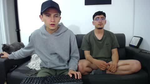 Snapshot of fallgays chatting on December 19, 4:56 am FallGays online show from December 19, 4:56 am