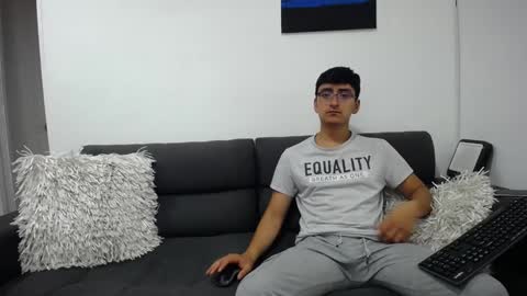 Snapshot of fallgays chatting on January 6, 1:53 am FallGays online show from January 6, 1:53 am