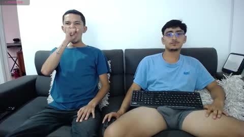 Snapshot of fallgays chatting on February 16, 9:27 pm FallGays online show from February 16, 9:27 pm