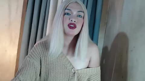 Snapshot of fantasticcock69_daniella chatting on April 30, 11:42 pm DANIELLA - DONT FORGET TO GIVE ME A THUMBSU UP online show from April 30, 11:42 pm