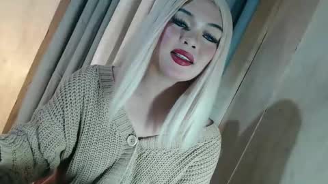 Snapshot of fantasticcock69_daniella chatting on May 17, 10:28 pm DANIELLA - DONT FORGET TO GIVE ME A THUMBSU UP online show from May 17, 10:28 pm
