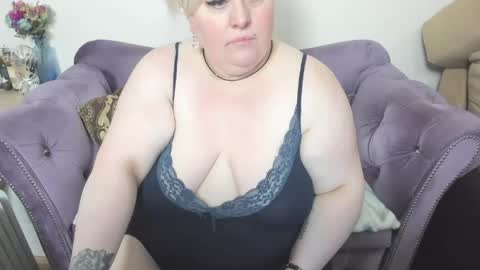 Snapshot of fashiona chatting on April 25, 12:30 pm fashiona online show from April 25, 12:30 pm