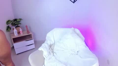 Zoe online show from March 28, 8:30 pm