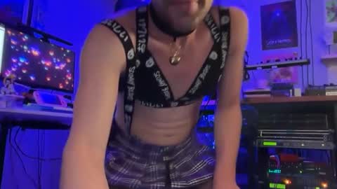 Snapshot of femboy_fangs chatting on October 31, 3:07 am femboyfangs online show from October 31, 3:07 am