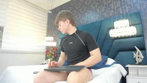 Snapshot of femboy_max chatting on May 4, 11:28 am Femboy Max online show from May 4, 11:28 am