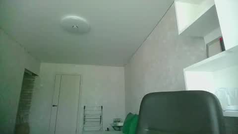Snapshot of feraliss chatting on May 5, 9:28 am feraliss online show from May 5, 9:28 am