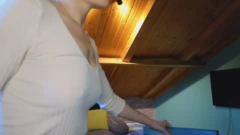 Snapshot of ferdina18 chatting on May 17, 3:52 pm Leya online show from May 17, 3:52 pm