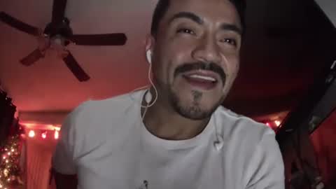 Snapshot of fernand89 chatting on December 30, 6:20 am fernand89 online show from December 30, 6:20 am