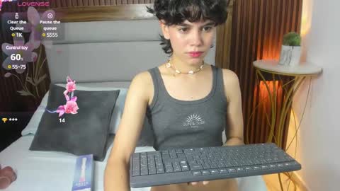 Snapshot of fernanda_indie chatting on December 17, 9:05 pm F E R N A N D A online show from December 17, 9:05 pm