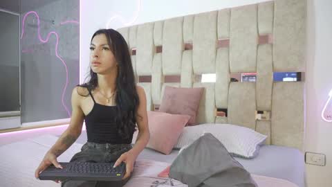 fernanda_thail_ online show from April 5, 7:44 pm