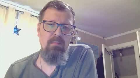 Snapshot of figuredraw chatting on April 22, 8:43 pm figuredraw online show from April 22, 8:43 pm