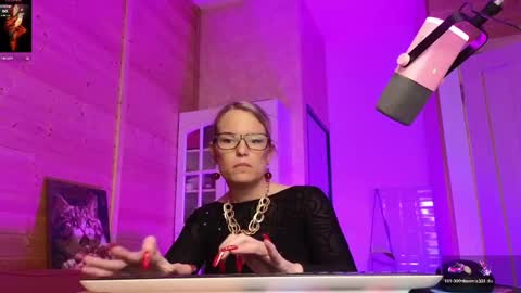 Snapshot of findom_lady_shine chatting on April 18, 3:43 am Lady online show from April 18, 3:43 am