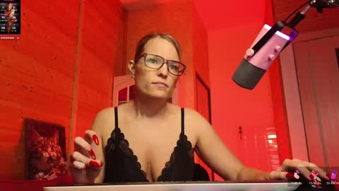 Snapshot of findom_lady_shine chatting on April 25, 5:43 pm Lady online show from April 25, 5:43 pm