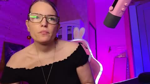 Snapshot of findom_lady_shine chatting on June 5, 6:13 pm Lady online show from June 5, 6:13 pm