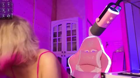 Snapshot of findom_lady_shine chatting on June 13, 5:22 pm Lady online show from June 13, 5:22 pm