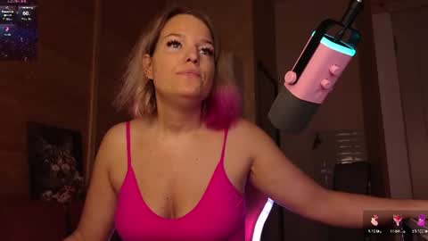 Snapshot of findom_lady_shine chatting on June 16, 4:31 pm Lady online show from June 16, 4:31 pm