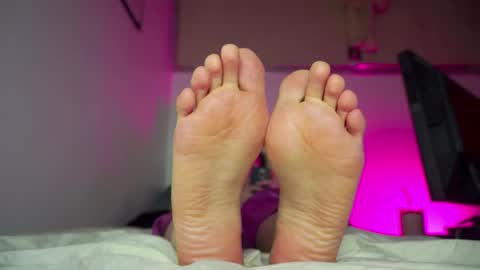 Snapshot of findomfeet_ chatting on April 28, 2:27 am Ashley online show from April 28, 2:27 am