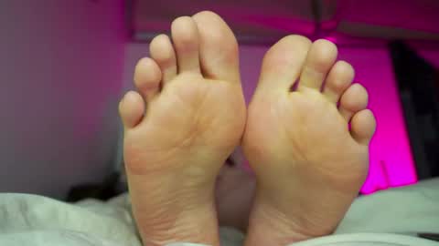 Snapshot of findomfeet_ chatting on May 8, 2:28 am Ashley online show from May 8, 2:28 am