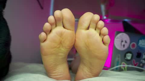 Snapshot of findomfeet_ chatting on May 8, 8:25 pm Ashley online show from May 8, 8:25 pm