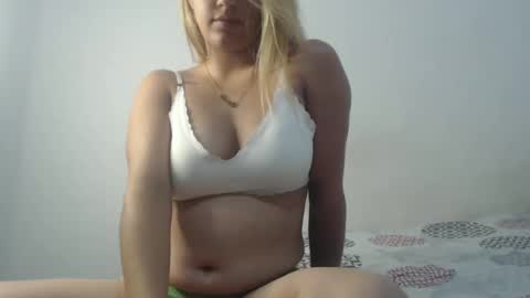 Snapshot of fingers_the_ass chatting on December 27, 2:58 am hotmilk online show from December 27, 2:58 am