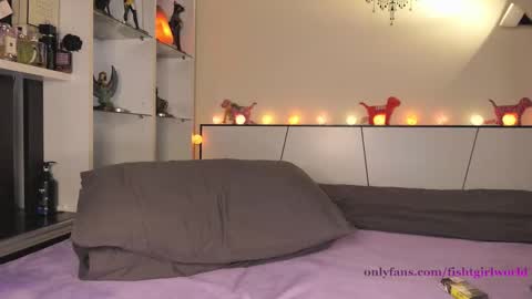 Snapshot of fishtgirlworld chatting on February 14, 12:57 pm Tia online show from February 14, 12:57 pm