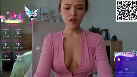 Snapshot of flooora_0 chatting on April 22, 1:30 am Mona online show from April 22, 1:30 am