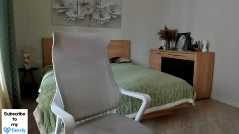Snapshot of flooora_0 chatting on May 13, 1:47 am Mona online show from May 13, 1:47 am