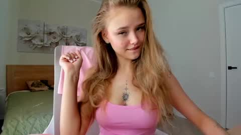 Snapshot of flooora_0 chatting on June 5, 1:23 am Mona online show from June 5, 1:23 am