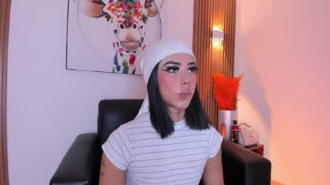 Snapshot of flor_pink chatting on April 29, 3:54 am Flor online show from April 29, 3:54 am