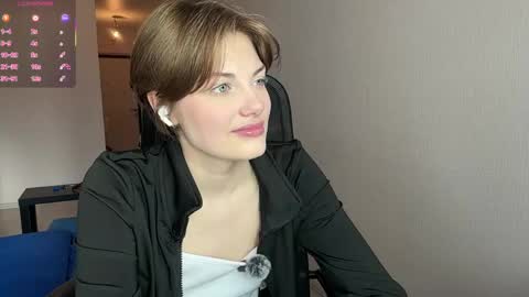 Snapshot of florenceheatly chatting on June 3, 10:18 am Flora online show from June 3, 10:18 am