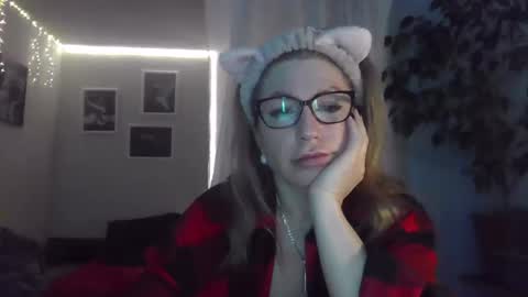 Snapshot of fox_red_lady7 chatting on March 1, 8:21 pm fox_red_lady7 online show from March 1, 8:21 pm