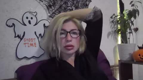 Snapshot of fox_red_lady7 chatting on October 27, 7:07 pm fox_red_lady7 online show from October 27, 7:07 pm