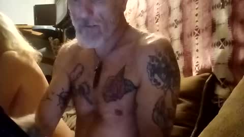 Snapshot of foxbodydave chatting on February 4, 10:32 am foxbodydave online show from February 4, 10:32 am