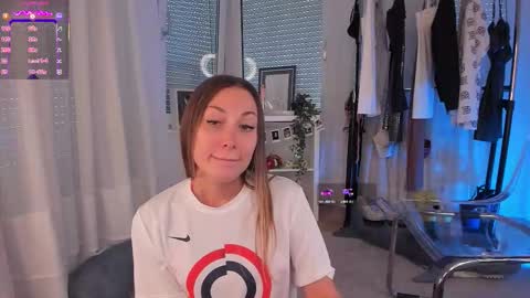 Snapshot of foxe_sailey chatting on September 23, 7:33 am Fox love you online show from September 23, 7:33 am