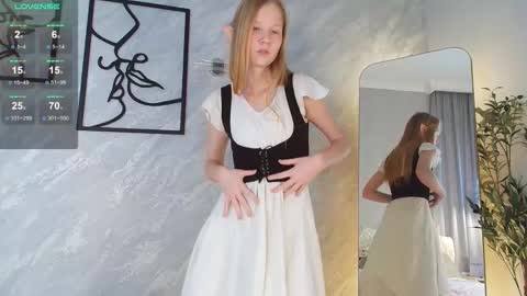 foxialee online show from November 26, 7:20 am