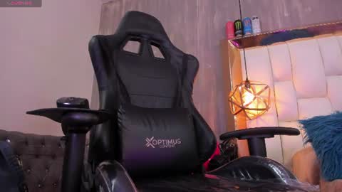 Snapshot of foxxy_dolce chatting on June 15, 5:59 pm Foxxy online show from June 15, 5:59 pm