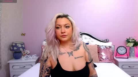 Snapshot of foxxyclarise chatting on May 5, 10:18 pm Clarise online show from May 5, 10:18 pm