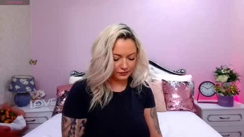 Snapshot of foxxyclarise chatting on May 12, 5:43 pm Clarise online show from May 12, 5:43 pm