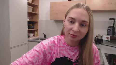 Snapshot of foxy0990 chatting on December 3, 9:33 am Maria online show from December 3, 9:33 am