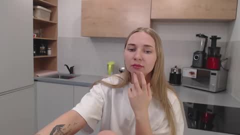 Snapshot of foxy0990 chatting on December 28, 5:23 am Maria online show from December 28, 5:23 am