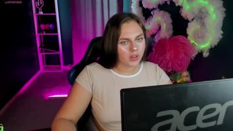 Snapshot of foxy__vibe chatting on April 15, 11:06 am April online show from April 15, 11:06 am