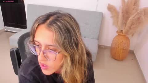 Snapshot of francesca__ross chatting on March 9, 7:48 pm Francesca online show from March 9, 7:48 pm