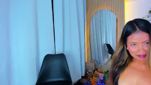 Snapshot of francesca_fox chatting on January 9, 7:59 pm Francesca ---- connected from 1400 to 2100 Colombia time online show from January 9, 7:59 pm