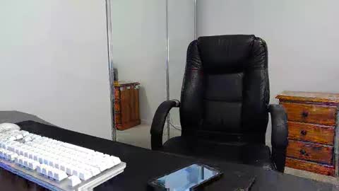 Snapshot of fraser_guilen chatting on February 24, 11:52 pm Fraser online show from February 24, 11:52 pm