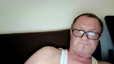 Snapshot of frauenfeind1 chatting on April 1, 7:31 am Wolfi online show from April 1, 7:31 am