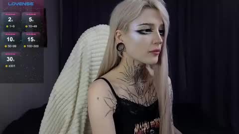 Snapshot of fraulein_mooon chatting on January 3, 7:18 pm Asya UwU online show from January 3, 7:18 pm