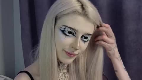 Snapshot of fraulein_mooon chatting on January 4, 5:37 pm Asya UwU online show from January 4, 5:37 pm