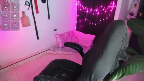 Snapshot of freaky_lia chatting on April 27, 11:36 pm Lia Gomez online show from April 27, 11:36 pm